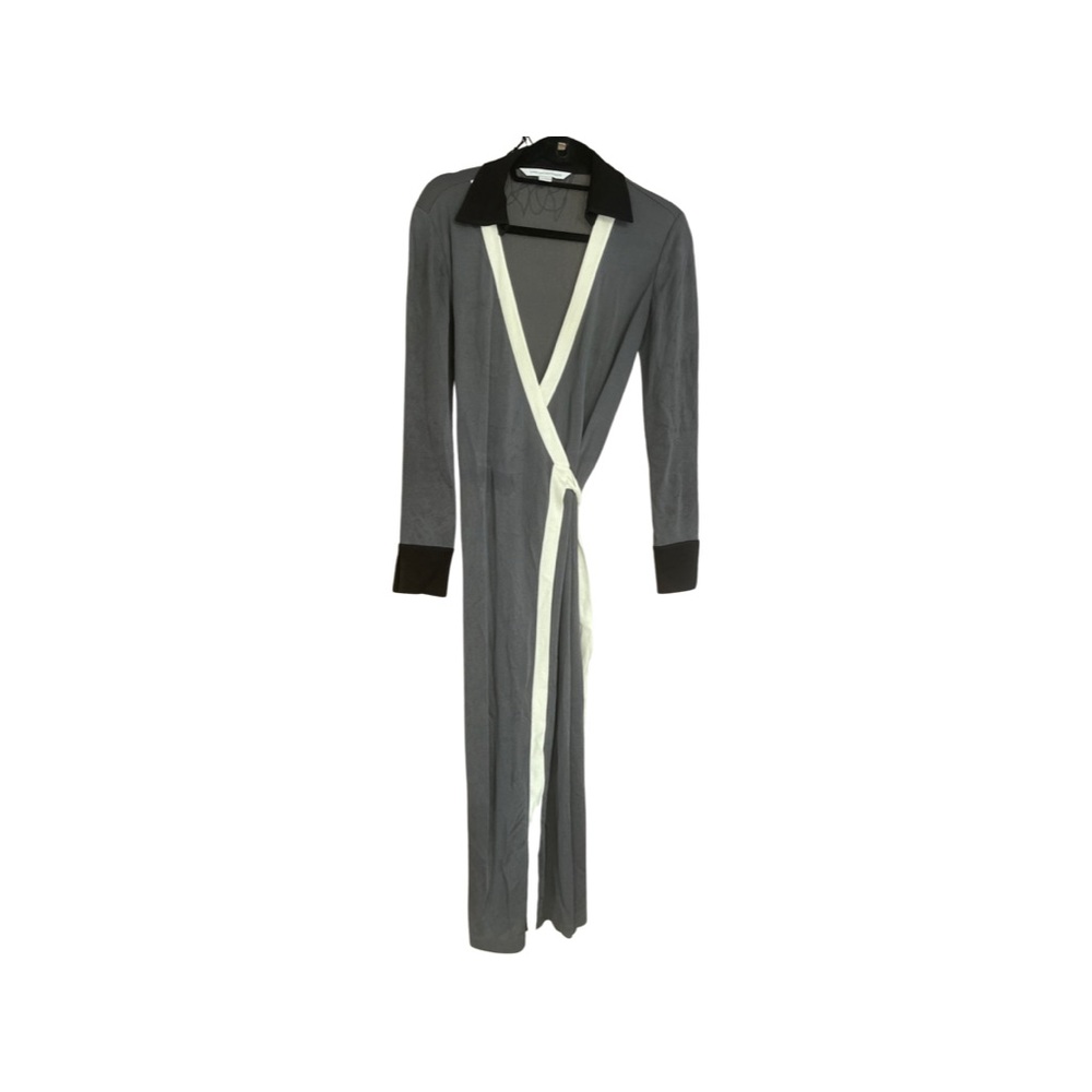 Diane Von Furstenberg V-neck long, wrap dress with long sleeves,collar a…